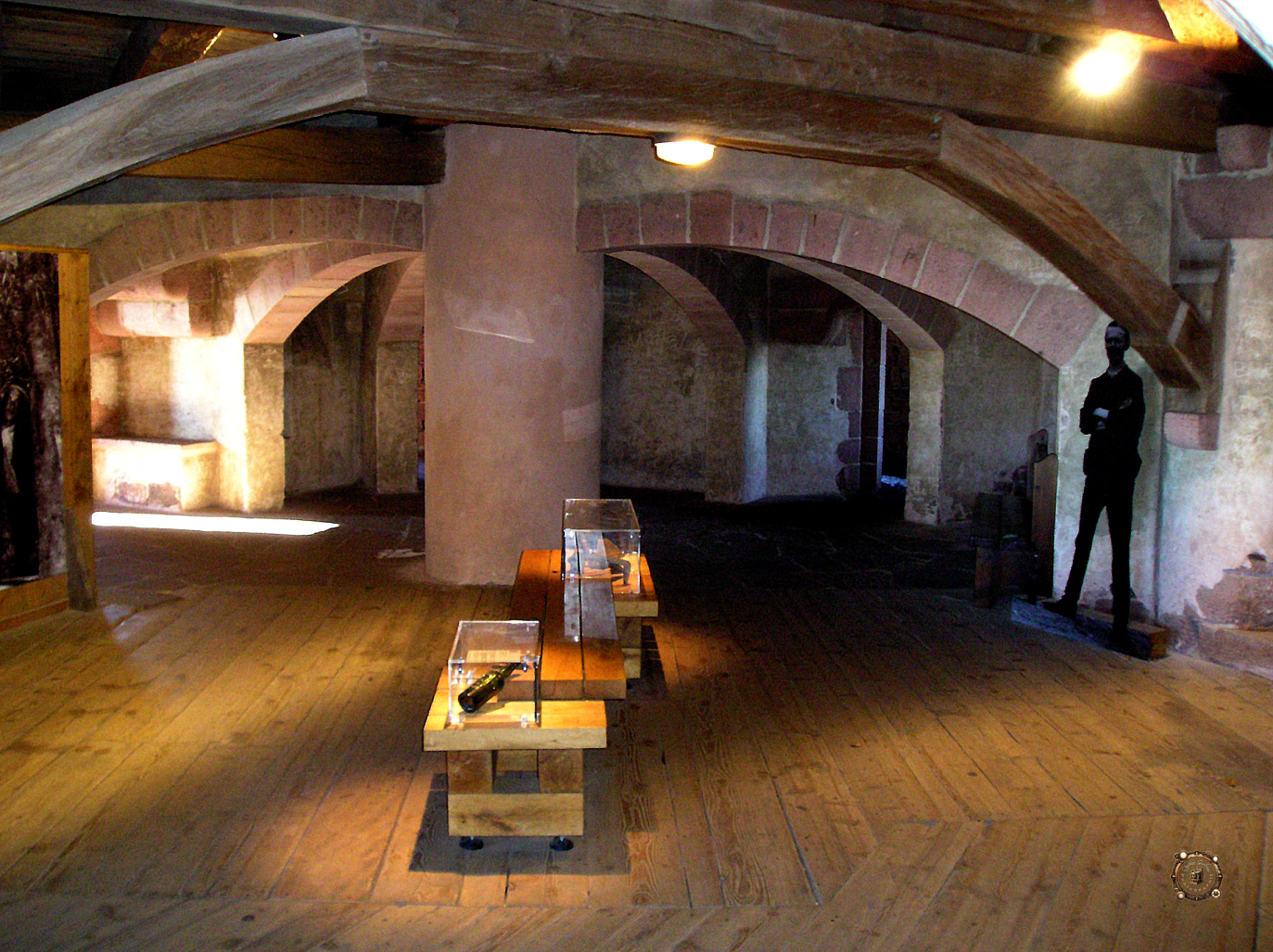 Grande salle du bastion occidental – entre pierre, bois et pénombre